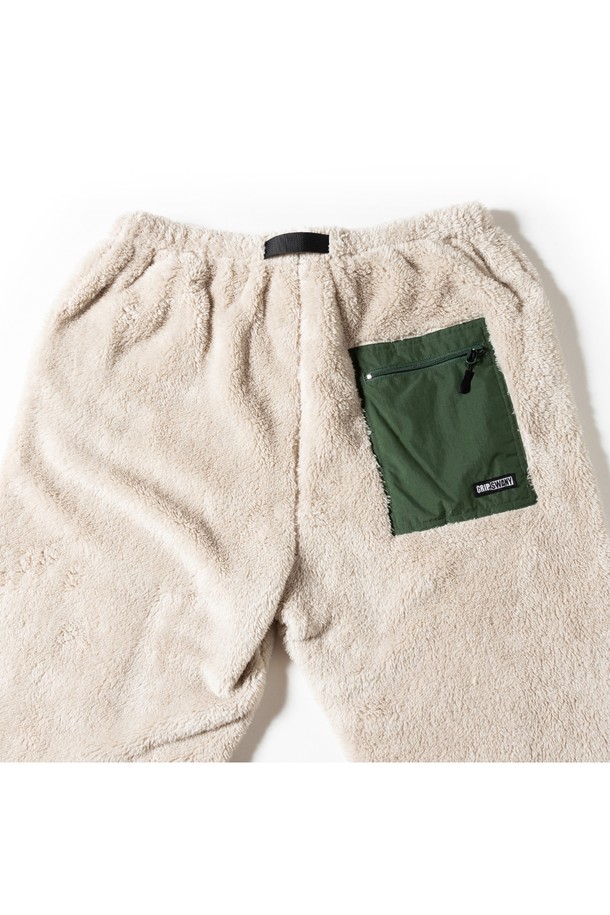 [GSMCP-064] 코랄 플리스 팬츠 라이트 베이지는 부드러운 코랄 플리스 소재로 제작되어 푹신한 촉감과 뛰어난 보온성을 제공하는 겨울철 필수 아이템입니다. 일상, 산책, 여행 등 다양한 TPO에 활용하기 좋은 캐주얼 스타일의 레귤러핏 긴 바지입니다. 라이트 베이지 컬러의 무지 디자인으로 미니멀하고 클래식한 분위기를 연출합니다. 밴딩 처리되어 편안한 착용감을 선사하며, 두꺼운 두께감으로 따뜻하게 몸을 감싸줍니다. 세탁 시에는 세탁망 사용 및 찬물 세탁을 권장하며, 건조기 사용은 피해주세요.
