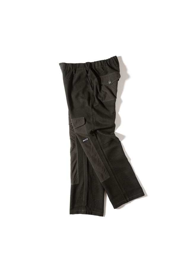 [GSMP-066] 울 라이크 필드 팬츠 카키는 남성용 바지로, 가을과 겨울에 착용하기 좋은 긴 기장의 필드 팬츠입니다. 울 소재를 사용하여 부드러운 촉감과 두꺼운 두께감을 제공하며, 레귤러 핏으로 편안하게 착용할 수 있습니다. 밀리터리 및 워크웨어 스타일을 기반으로 하여 출근룩과 비즈니스 캐주얼, 클래식, 워크웨어, 미니멀 스타일에도 잘 어울립니다. 카키 색상의 무지 디자인에 무릎 보강과 포켓 디테일, 멜란지 원단으로 포인트를 더했습니다.
