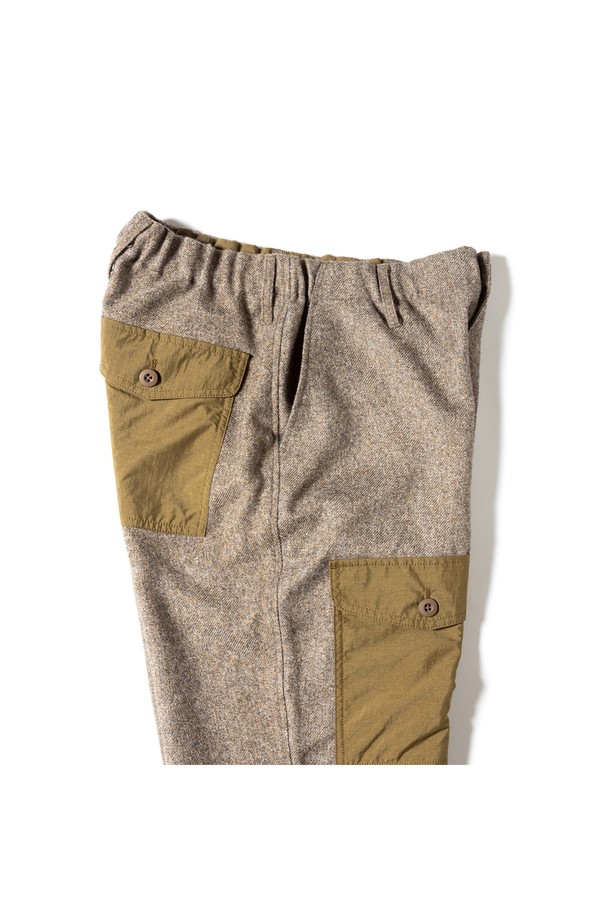 [GSMP-066] 울 라이크 필드 팬츠 브라운은 가을, 겨울 시즌 남성 고객을 위한 레귤러핏 긴바지입니다. 울 소재 특유의 부드러운 촉감과 멜란지 텍스처가 특징이며, 일상 및 아웃도어 활동에 적합합니다. 밀리터리, 워크웨어 스타일을 기반으로 무릎 보강과 포켓 디테일, 밴딩 처리로 활동성을 높였습니다. 넉넉한 두께감으로 보온성을 제공하며 출근룩, 캠핑룩 등 다양한 TPO에 클래식, 워크웨어, 미니멀 스타일로 활용하기 좋습니다.
