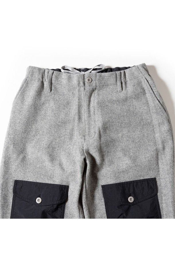 [GSMP-066] 울 라이크 필드 팬츠 그레이는 가을, 겨울 시즌에 어울리는 남성용 필드 팬츠입니다. 멜란지 패턴의 울 라이크 소재를 사용하여 부드러운 촉감과 트위드 느낌을 살렸으며, 레귤러 핏으로 편안하게 착용 가능합니다. 일상 및 아웃도어 활동 모두에 적합하며, 무릎 보강과 포켓 디테일로 실용성을 더했습니다. 워크웨어와 밀리터리 스타일을 결합하여 클래식하면서도 미니멀한 무드를 연출하며, 출근룩으로도 활용하기 좋습니다. 관리 또한 용이합니다.

