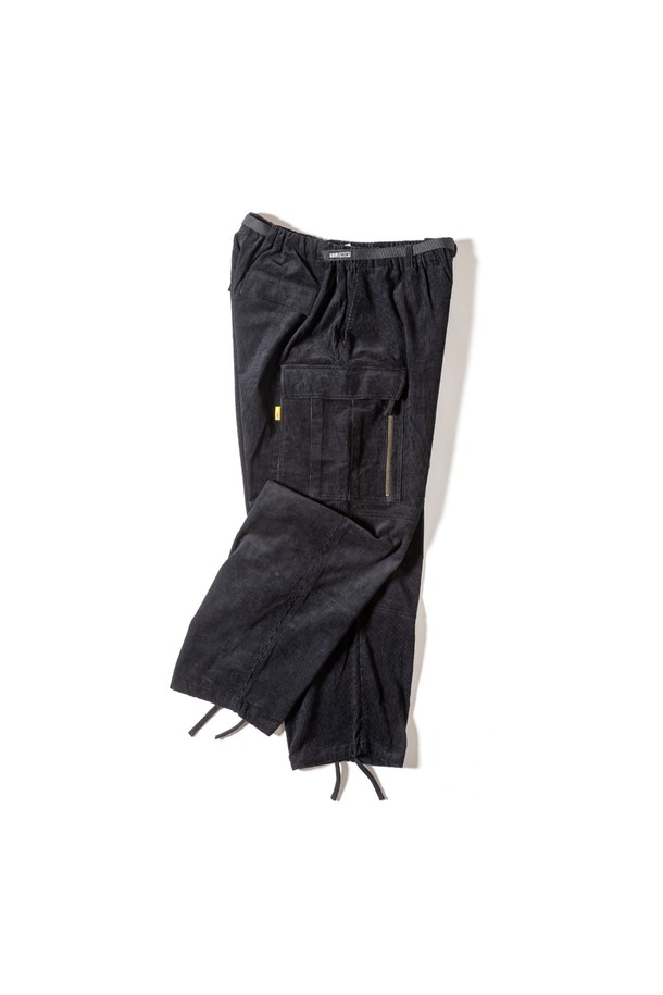 [GSMP-067] 코듀로이 부쉬 팬츠 블랙은 밀리터리 스타일과 캐주얼 무드를 동시에 느낄 수 있는 남성용 긴바지입니다. 가을과 겨울에 적합한 두꺼운 두께의 코듀로이와 면 혼방 소재로 제작되어 따뜻하고 편안한 착용감을 제공합니다. 루즈핏으로 활동성을 높였으며, 밀리터리 스타일 포켓 디테일과 밑단 스트링으로 포인트를 더했습니다. 허리 부분은 스핀들 테이프와 당김 손잡이로 조절 가능하며, 캠핑룩이나 워크웨어 스타일 연출에 활용하기 좋습니다. 블랙 컬러의 무지 디자인으로 다양한 상의와 손쉽게 매치할 수 있습니다.
