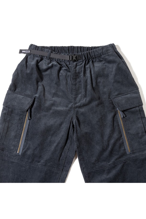 [GSMP-067] 코듀로이 부쉬 팬츠 다크 그레이는 가을, 겨울 시즌에 어울리는 남성용 바지입니다. 두꺼운 코듀로이와 면 혼방 소재로 제작되어 따뜻하고 편안한 착용감을 제공합니다. 다크 그레이 컬러의 무지 디자인에 레귤러 핏으로, 밀리터리 및 캐주얼 스타일을 연출하기 좋습니다. 밑단 스트링과 포켓 디테일이 돋보이며, 스핀들 테이프 밴딩으로 허리 조절이 용이합니다. 일상복으로 활용하기 좋은 실용적인 아이템입니다.
