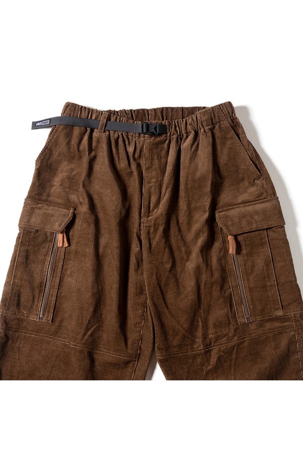 [GSMP-067] 코듀로이 부쉬 팬츠 모카는 가을, 겨울 시즌에 어울리는 남성용 긴바지입니다. 밀리터리, 캐주얼 스타일을 아우르는 디자인으로, 밴딩 허리와 루즈핏으로 편안한 착용감을 제공합니다. 부드러운 코듀로이와 면 혼방 소재로 제작되었으며, 두꺼운 두께감으로 따뜻함을 더합니다. 스핀들 테이프 당김 손잡이, 밑단 스트링, 포켓 디테일이 특징이며, 캠핑룩, 산책룩, 캐주얼, 클래식, 워크웨어 스타일을 연출하기 좋습니다. 무지 디자인의 모카 컬러로 다양한 상의와 손쉽게 매치할 수 있습니다.
