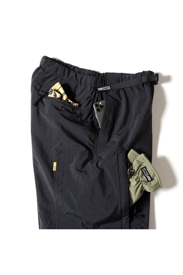 [GSMP-070] 브러쉬드 메쉬 라이닝 필드 팬츠 블랙은 남성용 필드 팬츠로, 가을과 겨울에 착용하기 좋습니다. MACLOWLY® 소재를 사용하여 내구성이 뛰어나며, 발수 및 보온 기능을 제공합니다. 와이드핏에 두꺼운 두께감으로 제작되었으며, 기모 메쉬 안감으로 편안한 착용감을 선사합니다. 무릎 액션 프리츠 디자인과 주름이 잘 생기지 않는 특징으로 활동성과 관리가 용이합니다. 등산룩, 캠핑룩, 고프코어 및 스포티, 워크웨어 스타일을 즐기는 분들께 추천합니다.
