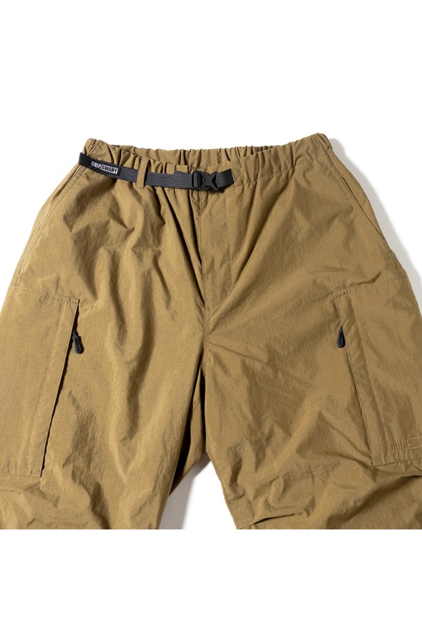 [GSMP-070] 브러쉬드 메쉬 라이닝 필드 팬츠 코요테는 남성용 필드 팬츠로, 가을과 겨울에 적합한 두꺼운 두께감과 보온성을 제공합니다. 발수 기능과 톤온톤 무지의 코요테 컬러가 특징이며, 밀리터리 및 아웃도어 스타일을 연출합니다. MACLOWLY® 소재를 사용하여 내구성을 높였으며, 무릎 액션 프리츠 디테일로 활동성을 더했습니다. 와이드핏으로 편안함을 강조하며, 기모 메쉬 안감으로 부드러운 착용감을 선사합니다. 캠핑룩, 등산룩, 여행룩, 고프코어 및 워크웨어 스타일을 즐기는 분들께 추천합니다.
