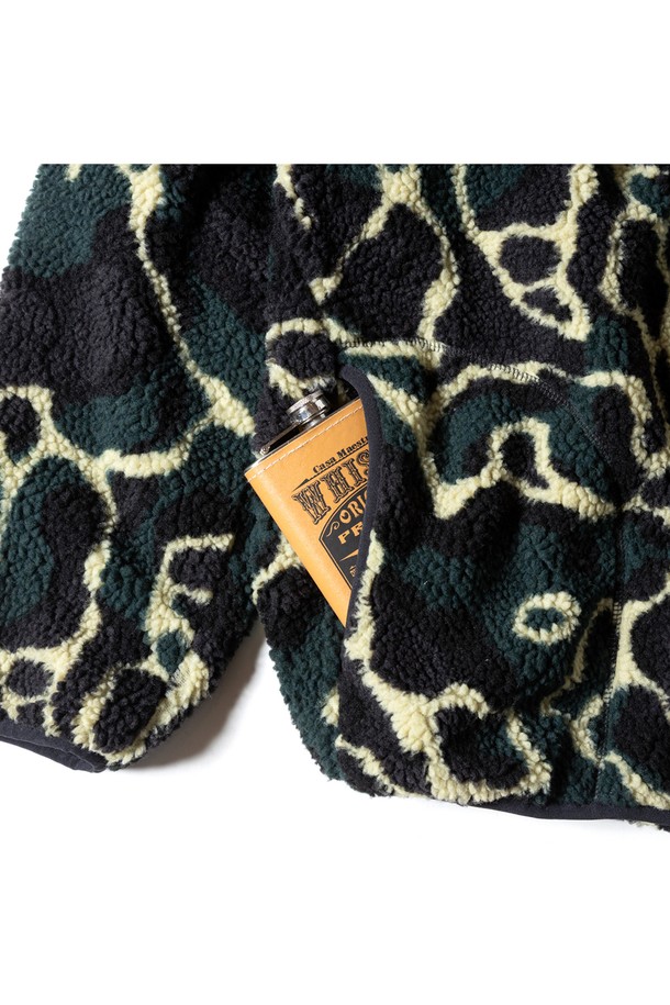 [GSMJ-060] 리버시블 재킷 4.0 블랙은 남성을 위한 아우터입니다. 가을과 겨울에 착용하기 적합하며, 두꺼운 두께감으로 보온성을 높였습니다. 
블랙 컬러의 레귤러핏 디자인으로, 밀리터리 및 캐주얼 스타일을 연출할 수 있습니다. 
나일론 소재의 발수 기능이 있어, 일상생활에서 실용적으로 활용 가능합니다. 
카모 패턴의 리버시블 스타일이며, 긴 소매와 집업 여밈 방식으로 편안하게 착용할 수 있습니다.
미니멀하고 캐주얼한 스타일을 선호하는 남성에게 적합한 아이템입니다.
