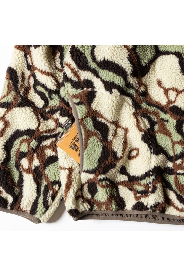 [GSMJ-060] 리버시블 재킷 4.0 브라운은 남성용 리버시블 자켓입니다. 가을과 겨울에 착용하기 좋으며, 밀리터리 및 캐주얼 스타일을 연출할 수 있습니다. 브라운 컬러의 카모 패턴 디자인에 레귤러핏으로 제작되었으며, 나일론 소재를 사용하여 두꺼운 두께감과 부드러운 촉감을 제공합니다. 발수 기능을 갖추고 있어 일상생활은 물론 여행룩과 캠핑룩에도 적합하며, 집업 여밈 방식과 긴 소매 기장으로 편안하게 착용할 수 있습니다.
