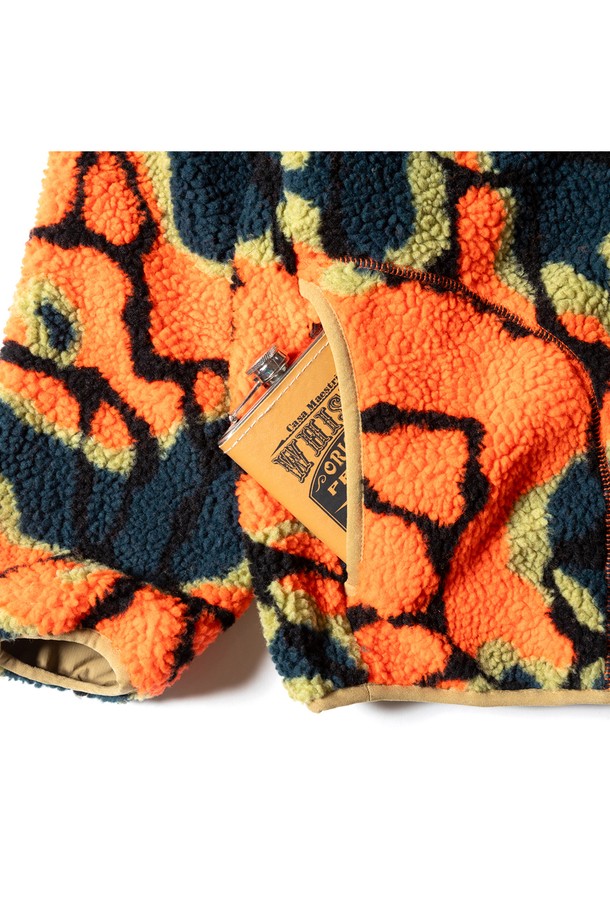 [GSMJ-060] 리버시블 재킷 4.0 베이지는 가을, 겨울 시즌 착용하기 좋은 아우터입니다. 베이지, 오렌지, 그린 세 가지 색상으로 출시되었으며, 밀리터리, 캐주얼 스타일을 모두 소화할 수 있습니다. 카모 패턴과 레귤러핏 디자인으로, 여행룩이나 캠핑룩, 고프코어 스타일을 연출하기 좋습니다. 두꺼운 두께감과 나일론, 보아 소재, 발수 기능으로 제작되어 실용성을 더했습니다. 집업 여밈 방식과 긴 소매 기장으로 편안하게 착용할 수 있는 리버시블 재킷입니다.
