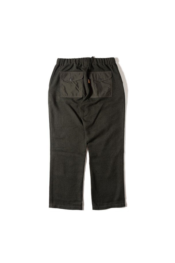 [GSMP-066] 울 라이크 필드 팬츠 카키는 남성용 바지로, 가을과 겨울에 착용하기 좋은 긴 기장의 필드 팬츠입니다. 울 소재를 사용하여 부드러운 촉감과 두꺼운 두께감을 제공하며, 레귤러 핏으로 편안하게 착용할 수 있습니다. 밀리터리 및 워크웨어 스타일을 기반으로 하여 출근룩과 비즈니스 캐주얼, 클래식, 워크웨어, 미니멀 스타일에도 잘 어울립니다. 카키 색상의 무지 디자인에 무릎 보강과 포켓 디테일, 멜란지 원단으로 포인트를 더했습니다.
