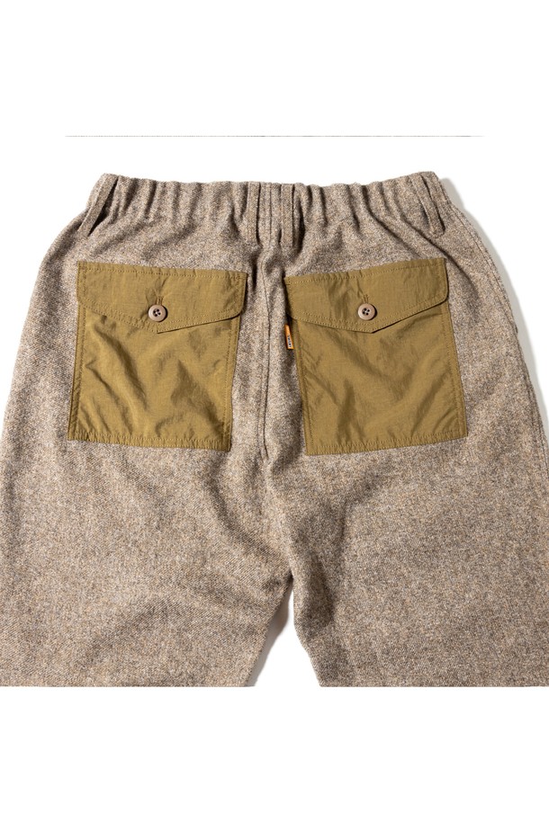 [GSMP-066] 울 라이크 필드 팬츠 브라운은 가을, 겨울 시즌 남성 고객을 위한 레귤러핏 긴바지입니다. 울 소재 특유의 부드러운 촉감과 멜란지 텍스처가 특징이며, 일상 및 아웃도어 활동에 적합합니다. 밀리터리, 워크웨어 스타일을 기반으로 무릎 보강과 포켓 디테일, 밴딩 처리로 활동성을 높였습니다. 넉넉한 두께감으로 보온성을 제공하며 출근룩, 캠핑룩 등 다양한 TPO에 클래식, 워크웨어, 미니멀 스타일로 활용하기 좋습니다.
