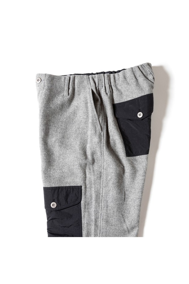 [GSMP-066] 울 라이크 필드 팬츠 그레이는 가을, 겨울 시즌에 어울리는 남성용 필드 팬츠입니다. 멜란지 패턴의 울 라이크 소재를 사용하여 부드러운 촉감과 트위드 느낌을 살렸으며, 레귤러 핏으로 편안하게 착용 가능합니다. 일상 및 아웃도어 활동 모두에 적합하며, 무릎 보강과 포켓 디테일로 실용성을 더했습니다. 워크웨어와 밀리터리 스타일을 결합하여 클래식하면서도 미니멀한 무드를 연출하며, 출근룩으로도 활용하기 좋습니다. 관리 또한 용이합니다.
