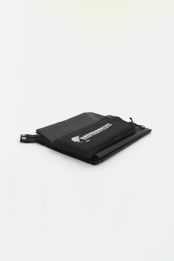 백컨트리 세틀라이트 그라운드시트는 캠핑 시 텐트 바닥을 보호하고 먼지와 오염을 방지하는 블랙 색상의 그라운드시트입니다. 2100 x 1150mm 사이즈의 폴리에스테르 소재로 제작되었으며, 75D PU 코팅과 1500mm 방수 기능으로 내구성을 높였습니다. 240g의 경량으로 휴대하기 편리합니다.
