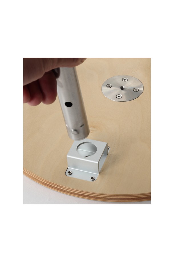 백컨트리 원형 우드 테이블 캠핑선반 캠핑테이블은 캠핑과 아웃도어 활동에 적합한 다목적 테이블입니다. 원형 디자인에 우드와 금속 소재를 사용하여 감성적인 분위기를 더하며, 3단 높이 조절 기능으로 좌식, 로우, 입식 등 다양한 환경에서 활용할 수 있습니다. 1/4인치 마운트 홀을 장착하여 카메라 삼각대와 연동하여 사용할 수 있어 편리합니다. 접이식으로 제작되어 수납과 이동이 용이하며, 미니멀한 스타일로 캠핑 공간의 활용성을 높여줍니다. 캠핑, 피크닉 등 야외 활동 시 감성적인 분위기를 연출하고 싶다면, 이 테이블을 추천합니다.
