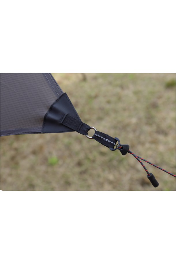 백컨트리 실타프 그란데 윙은 캠핑 및 아웃도어 활동에 적합한 대형 헥사 타프입니다. 440x440cm 크기의 이 타프는 4-8인용으로, 실리콘 및 PU 코팅된 경량 소재를 사용하여 방수 기능을 제공하며, 약 1.4kg의 무게로 휴대가 용이합니다. 중앙 심라인, 보강된 사이드 심, 듀얼 가이로프 시스템, ITW 라인락 스토퍼, 삼각 스토퍼 등의 디테일이 돋보입니다.
