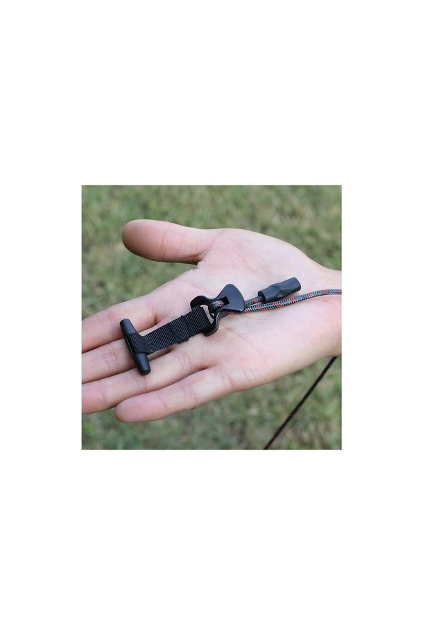 블랙 색상의 백컨트리 메쉬 텐트는 나일론과 메쉬 소재를 사용하여 통기성이 뛰어나며, UV 차단 기능까지 갖춰 캠핑과 아웃도어 활동에 적합합니다. 설치 크기는 300 x 240 x 171cm이며, 수납 크기는 33 x 16cm로 휴대성이 용이하고, 본체 무게는 1300g, 총중량은 1450g입니다. 단독 설치는 물론 타프 스크린 연결도 가능하며, 코너 스트랩 텐션 조절 및 6포인트 분리 기능으로 편리성을 더했고, 본체, 캐리백, V팩 10개, 팩 테이프, 코드 슬림 6세트가 함께 제공됩니다.
