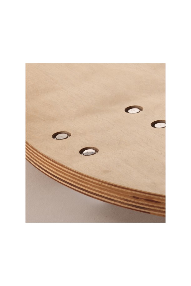 백컨트리 원형 우드 테이블 캠핑선반 캠핑테이블은 캠핑과 아웃도어 활동에 적합한 다목적 테이블입니다. 원형 디자인에 우드와 금속 소재를 사용하여 감성적인 분위기를 더하며, 3단 높이 조절 기능으로 좌식, 로우, 입식 등 다양한 환경에서 활용할 수 있습니다. 1/4인치 마운트 홀을 장착하여 카메라 삼각대와 연동하여 사용할 수 있어 편리합니다. 접이식으로 제작되어 수납과 이동이 용이하며, 미니멀한 스타일로 캠핑 공간의 활용성을 높여줍니다. 캠핑, 피크닉 등 야외 활동 시 감성적인 분위기를 연출하고 싶다면, 이 테이블을 추천합니다.
