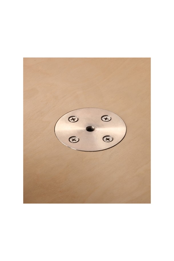 백컨트리 원형 우드 테이블 캠핑선반 캠핑테이블은 캠핑과 아웃도어 활동에 적합한 다목적 테이블입니다. 원형 디자인에 우드와 금속 소재를 사용하여 감성적인 분위기를 더하며, 3단 높이 조절 기능으로 좌식, 로우, 입식 등 다양한 환경에서 활용할 수 있습니다. 1/4인치 마운트 홀을 장착하여 카메라 삼각대와 연동하여 사용할 수 있어 편리합니다. 접이식으로 제작되어 수납과 이동이 용이하며, 미니멀한 스타일로 캠핑 공간의 활용성을 높여줍니다. 캠핑, 피크닉 등 야외 활동 시 감성적인 분위기를 연출하고 싶다면, 이 테이블을 추천합니다.
