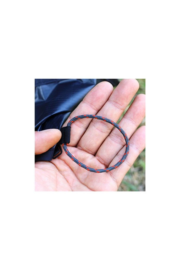 블랙 색상의 백컨트리 메쉬 텐트는 나일론과 메쉬 소재를 사용하여 통기성이 뛰어나며, UV 차단 기능까지 갖춰 캠핑과 아웃도어 활동에 적합합니다. 설치 크기는 300 x 240 x 171cm이며, 수납 크기는 33 x 16cm로 휴대성이 용이하고, 본체 무게는 1300g, 총중량은 1450g입니다. 단독 설치는 물론 타프 스크린 연결도 가능하며, 코너 스트랩 텐션 조절 및 6포인트 분리 기능으로 편리성을 더했고, 본체, 캐리백, V팩 10개, 팩 테이프, 코드 슬림 6세트가 함께 제공됩니다.
