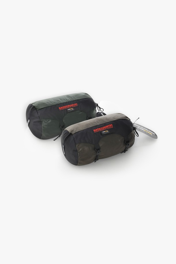 백컨트리 실타프3 사각 SILTARP는 4-6인용 백패킹 및 캠핑에 적합한 미니 타프입니다. Army Green, Warm Gray, Burgundy Red 세 가지 색상으로, 양면 실리콘 코팅된 나일론 소재에 정전기 방지, 영하 온도 유연성 유지, 자외선 변색 방지 기능이 더해져 우수한 내구성을 자랑합니다. 더블/삼각/라인락 스토퍼 시스템과 주름 방지 설계로 편의성을 높였으며, 본체와 DAC J-Stakes S (8개)로 구성되어 비, 눈, 이슬, 바람 등 다양한 사용 환경에서 쾌적한 캠핑을 지원합니다.
