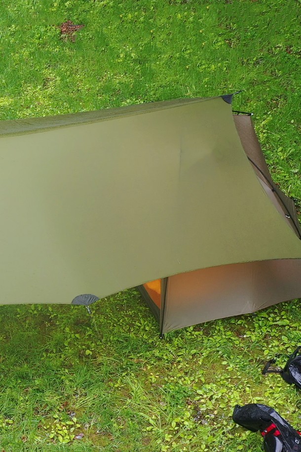 백컨트리 실타프3 윙 SILTARP 헥사 미니 백패킹 타프는 캠핑과 백패킹에 적합한 휴대성이 뛰어난 미니 사이즈 타프입니다. 나일론 소재로 제작되어 방수, 자외선 차단, 생활 방수 기능을 제공하며, 레드와 블루 두 가지 컬러 옵션으로 만나보실 수 있습니다. 윙/헥사 형태의 접이식 디자인으로 경량성을 갖춰 백패킹 시 편리하게 사용할 수 있습니다.
