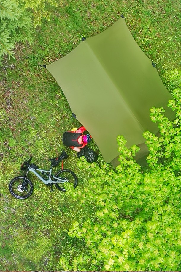 백컨트리 실타프3 사각 SILTARP는 4-6인용 백패킹 및 캠핑에 적합한 미니 타프입니다. Army Green, Warm Gray, Burgundy Red 세 가지 색상으로, 양면 실리콘 코팅된 나일론 소재에 정전기 방지, 영하 온도 유연성 유지, 자외선 변색 방지 기능이 더해져 우수한 내구성을 자랑합니다. 더블/삼각/라인락 스토퍼 시스템과 주름 방지 설계로 편의성을 높였으며, 본체와 DAC J-Stakes S (8개)로 구성되어 비, 눈, 이슬, 바람 등 다양한 사용 환경에서 쾌적한 캠핑을 지원합니다.
