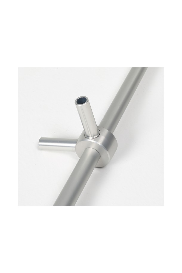 캠핑 및 아웃도어 활동에 적합한 백컨트리 240쉘터 얼티메이트 이지폴 DAC는 라이트 그레이/블랙 색상의 알루미늄 소재 쉘터/텐트 폴대입니다. 총 길이 14,177mm, 무게 27kg, 두께 14.5-15mm의 이 제품은 빠른 설치가 가능하며, 별도의 지면 고정 없이도 형태 유지력과 코너 안정성이 우수합니다. 수평바 4개, 수직바 4개, 클램프 5개, 탄성밴드 커넥터, SF 몰드 롱팁, 락팁으로 구성되어 있으며, 아노다이징 마감과 수직/수평바 연결부 디자인이 돋보이는 조립식 쉘터/텐트 폴대입니다.
