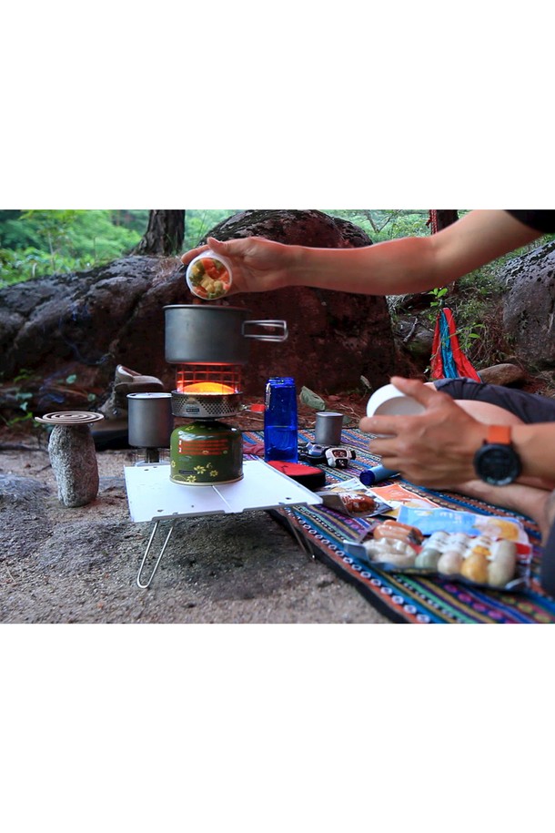 캠핑 시 리엑터 스토브에 안정적인 지지대 역할을 하는 백컨트리 리엑터 트라이빗입니다. 내열성이 우수한 스테인리스 스틸 소재로 제작되었으며, 실버 색상의 세련된 디자인을 자랑합니다. 접이식 디자인으로 휴대와 보관이 용이합니다.
