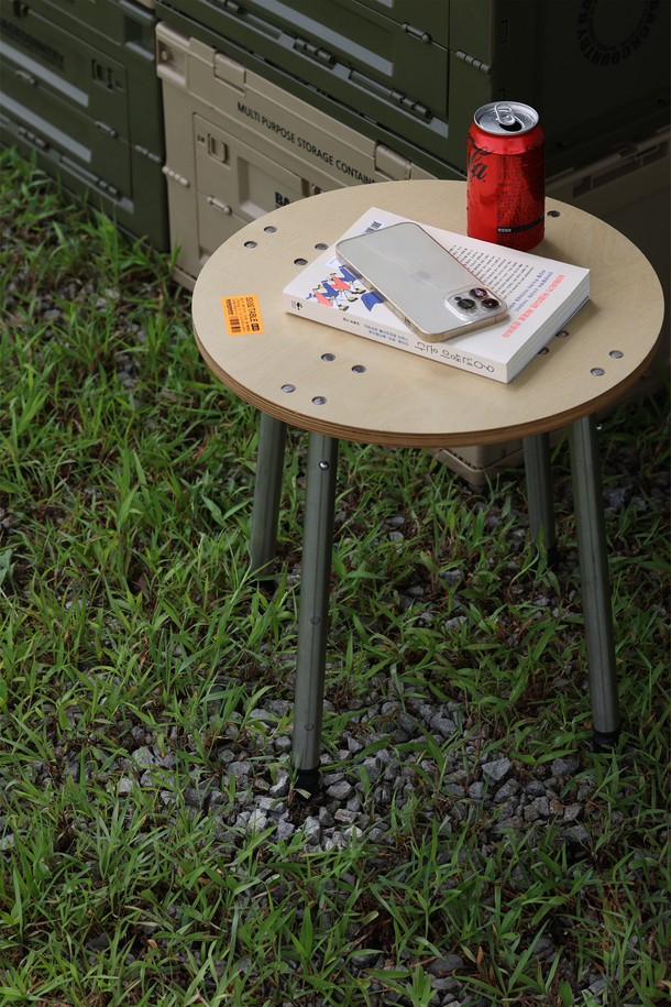 백컨트리 원형 우드 테이블 캠핑선반 캠핑테이블은 캠핑과 아웃도어 활동에 적합한 다목적 테이블입니다. 원형 디자인에 우드와 금속 소재를 사용하여 감성적인 분위기를 더하며, 3단 높이 조절 기능으로 좌식, 로우, 입식 등 다양한 환경에서 활용할 수 있습니다. 1/4인치 마운트 홀을 장착하여 카메라 삼각대와 연동하여 사용할 수 있어 편리합니다. 접이식으로 제작되어 수납과 이동이 용이하며, 미니멀한 스타일로 캠핑 공간의 활용성을 높여줍니다. 캠핑, 피크닉 등 야외 활동 시 감성적인 분위기를 연출하고 싶다면, 이 테이블을 추천합니다.
