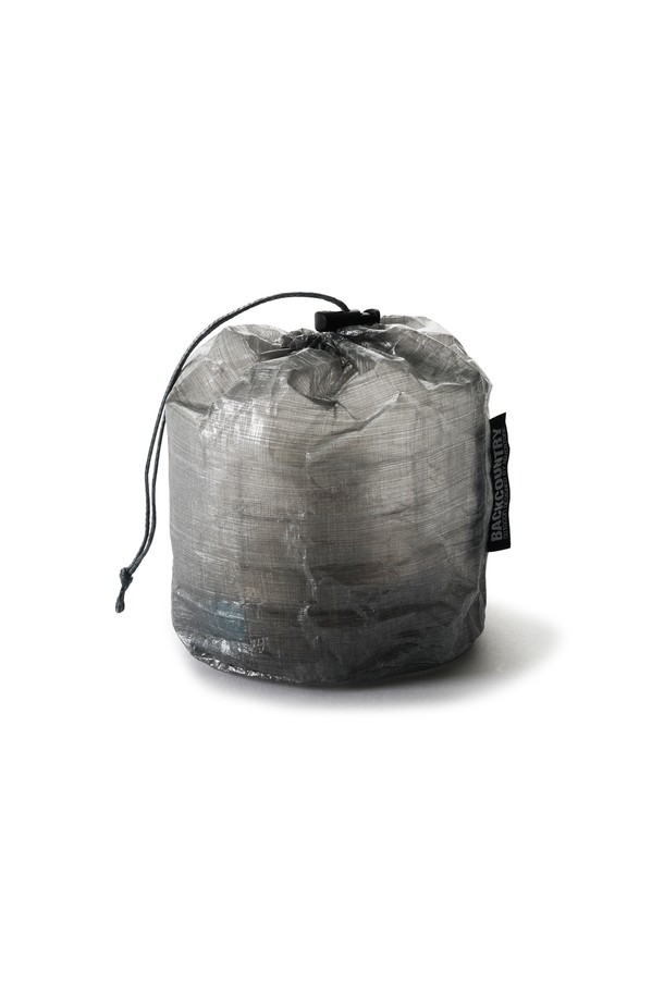 캠핑, 백패킹에 적합한 백컨트리 큐벤 스터프 색입니다. 그레이 색상의 큐벤 소재로 제작된 미디엄 사이즈의 원통형 스터프 색으로, 무지 디자인에 경량, 방수 기능과 뛰어난 내구성을 자랑하며 조임용 끈으로 잠글 수 있습니다. 휴대성이 뛰어나 더욱 편리하게 사용할 수 있습니다.
