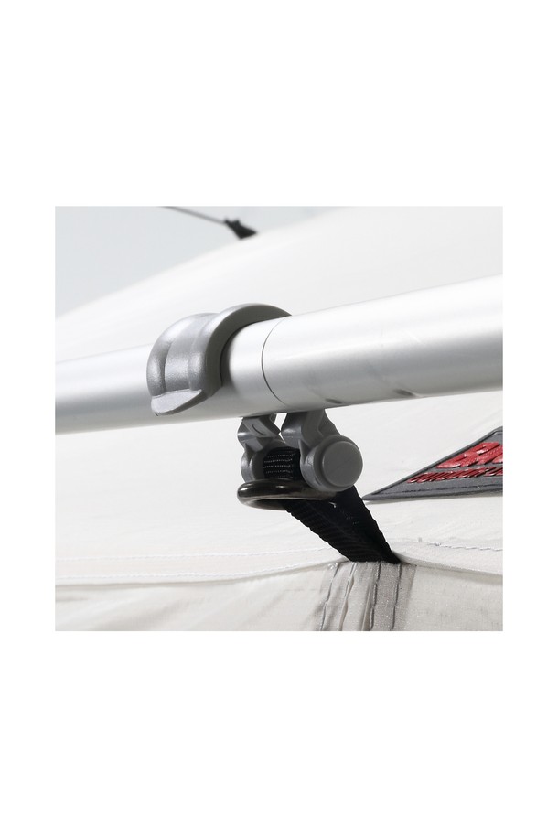 캠핑 및 아웃도어 활동에 적합한 백컨트리 240쉘터 얼티메이트 이지폴 DAC는 라이트 그레이/블랙 색상의 알루미늄 소재 쉘터/텐트 폴대입니다. 총 길이 14,177mm, 무게 27kg, 두께 14.5-15mm의 이 제품은 빠른 설치가 가능하며, 별도의 지면 고정 없이도 형태 유지력과 코너 안정성이 우수합니다. 수평바 4개, 수직바 4개, 클램프 5개, 탄성밴드 커넥터, SF 몰드 롱팁, 락팁으로 구성되어 있으며, 아노다이징 마감과 수직/수평바 연결부 디자인이 돋보이는 조립식 쉘터/텐트 폴대입니다.
