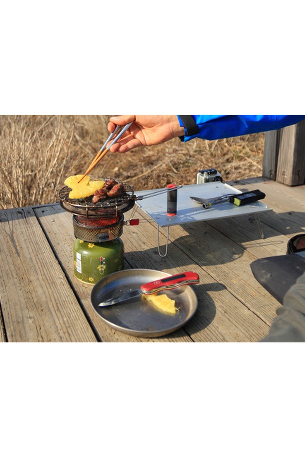 캠핑 시 리엑터 스토브에 안정적인 지지대 역할을 하는 백컨트리 리엑터 트라이빗입니다. 내열성이 우수한 스테인리스 스틸 소재로 제작되었으며, 실버 색상의 세련된 디자인을 자랑합니다. 접이식 디자인으로 휴대와 보관이 용이합니다.
