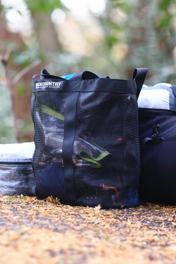 백컨트리 하드 메쉬 토트백은 캠핑, 수납, 다용도로 활용 가능한 라지 사이즈 토트백입니다. 튼튼한 나일론과 통기성이 뛰어난 메쉬 소재를 사용하여 젖은 장비도 보관할 수 있으며, 30L의 넉넉한 용량을 제공합니다. 자립형 구조와 확장 가능한 입구 디자인, 그리고 조임용 끈 잠금 방식으로 편리하게 사용할 수 있습니다. 무지 블랙 컬러에 하드케이스형 디자인으로, 450g의 가벼운 무게로 휴대성 또한 뛰어납니다. 캠핑 시 텐트 및 다양한 물품 수납에 유용하며, 다방면으로 활용 가능한 실용적인 가방입니다.
