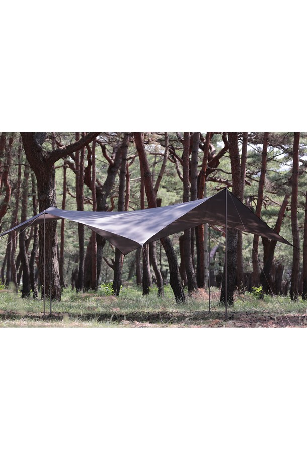 백컨트리 실타프 그란데 윙은 캠핑 및 아웃도어 활동에 적합한 대형 헥사 타프입니다. 440x440cm 크기의 이 타프는 4-8인용으로, 실리콘 및 PU 코팅된 경량 소재를 사용하여 방수 기능을 제공하며, 약 1.4kg의 무게로 휴대가 용이합니다. 중앙 심라인, 보강된 사이드 심, 듀얼 가이로프 시스템, ITW 라인락 스토퍼, 삼각 스토퍼 등의 디테일이 돋보입니다.
