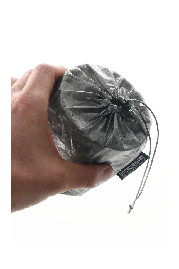 캠핑, 백패킹에 적합한 백컨트리 큐벤 스터프 색입니다. 그레이 색상의 큐벤 소재로 제작된 미디엄 사이즈의 원통형 스터프 색으로, 무지 디자인에 경량, 방수 기능과 뛰어난 내구성을 자랑하며 조임용 끈으로 잠글 수 있습니다. 휴대성이 뛰어나 더욱 편리하게 사용할 수 있습니다.
