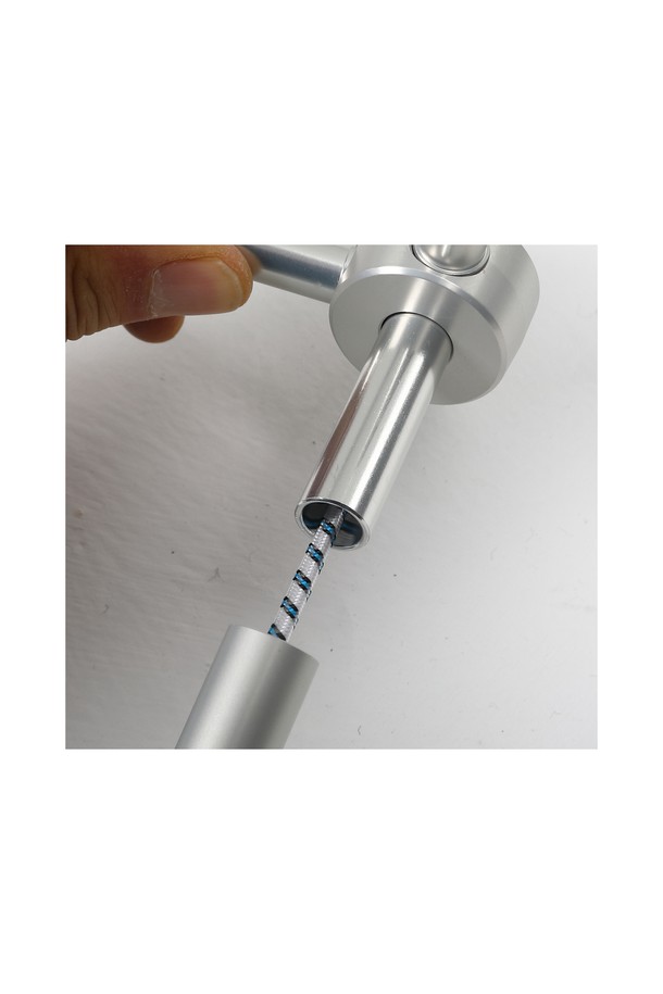 캠핑 및 아웃도어 활동에 적합한 백컨트리 240쉘터 얼티메이트 이지폴 DAC는 라이트 그레이/블랙 색상의 알루미늄 소재 쉘터/텐트 폴대입니다. 총 길이 14,177mm, 무게 27kg, 두께 14.5-15mm의 이 제품은 빠른 설치가 가능하며, 별도의 지면 고정 없이도 형태 유지력과 코너 안정성이 우수합니다. 수평바 4개, 수직바 4개, 클램프 5개, 탄성밴드 커넥터, SF 몰드 롱팁, 락팁으로 구성되어 있으며, 아노다이징 마감과 수직/수평바 연결부 디자인이 돋보이는 조립식 쉘터/텐트 폴대입니다.
