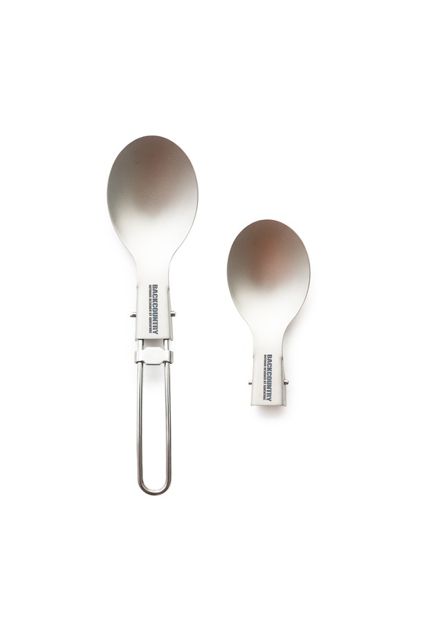 캠핑, 백패킹 등 아웃도어 활동에 적합한 백컨트리 티타늄 폴딩 스푼입니다. 티타늄 소재로 제작되어 가볍고 휴대성이 뛰어나며, 접이식 디자인으로 수납이 용이합니다. 실버 색상의 이 숟가락은 캠핑용 수저로 이상적입니다.
