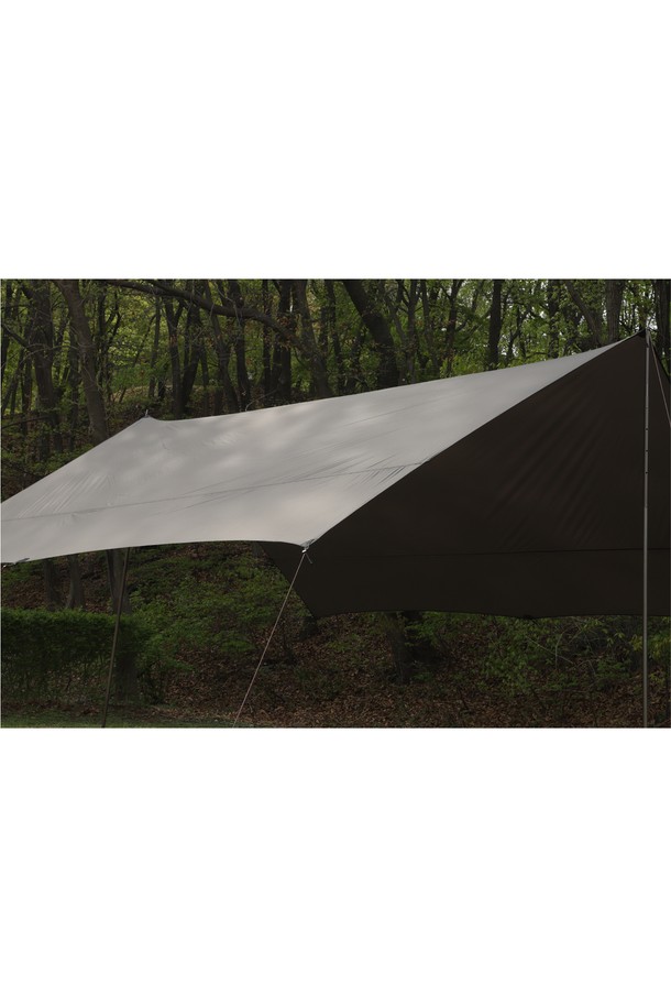 백컨트리 실타프 그란데 윙은 캠핑 및 아웃도어 활동에 적합한 대형 헥사 타프입니다. 440x440cm 크기의 이 타프는 4-8인용으로, 실리콘 및 PU 코팅된 경량 소재를 사용하여 방수 기능을 제공하며, 약 1.4kg의 무게로 휴대가 용이합니다. 중앙 심라인, 보강된 사이드 심, 듀얼 가이로프 시스템, ITW 라인락 스토퍼, 삼각 스토퍼 등의 디테일이 돋보입니다.
