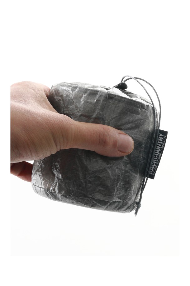 캠핑, 백패킹에 적합한 백컨트리 큐벤 스터프 색입니다. 그레이 색상의 큐벤 소재로 제작된 미디엄 사이즈의 원통형 스터프 색으로, 무지 디자인에 경량, 방수 기능과 뛰어난 내구성을 자랑하며 조임용 끈으로 잠글 수 있습니다. 휴대성이 뛰어나 더욱 편리하게 사용할 수 있습니다.
