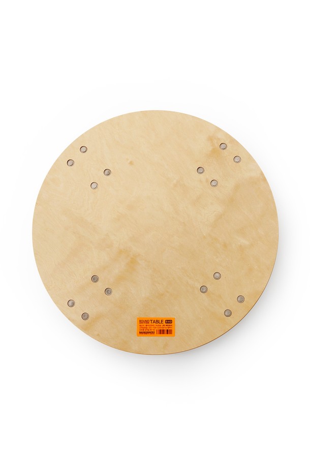 백컨트리 원형 우드 테이블 캠핑선반 캠핑테이블은 캠핑과 아웃도어 활동에 적합한 다목적 테이블입니다. 원형 디자인에 우드와 금속 소재를 사용하여 감성적인 분위기를 더하며, 3단 높이 조절 기능으로 좌식, 로우, 입식 등 다양한 환경에서 활용할 수 있습니다. 1/4인치 마운트 홀을 장착하여 카메라 삼각대와 연동하여 사용할 수 있어 편리합니다. 접이식으로 제작되어 수납과 이동이 용이하며, 미니멀한 스타일로 캠핑 공간의 활용성을 높여줍니다. 캠핑, 피크닉 등 야외 활동 시 감성적인 분위기를 연출하고 싶다면, 이 테이블을 추천합니다.
