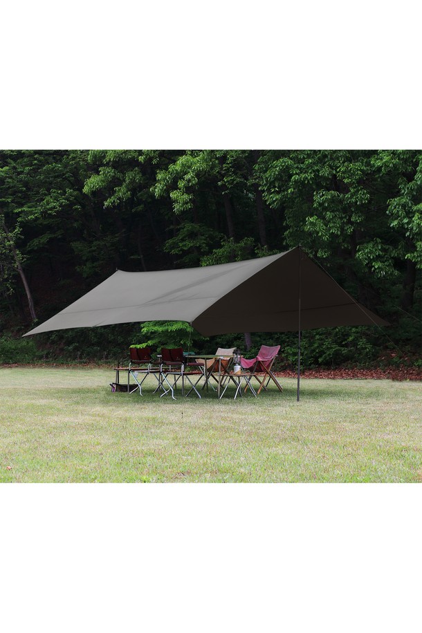 백컨트리 실타프 그란데 윙은 캠핑 및 아웃도어 활동에 적합한 대형 헥사 타프입니다. 440x440cm 크기의 이 타프는 4-8인용으로, 실리콘 및 PU 코팅된 경량 소재를 사용하여 방수 기능을 제공하며, 약 1.4kg의 무게로 휴대가 용이합니다. 중앙 심라인, 보강된 사이드 심, 듀얼 가이로프 시스템, ITW 라인락 스토퍼, 삼각 스토퍼 등의 디테일이 돋보입니다.
