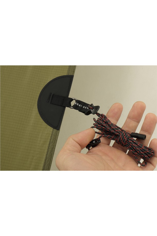 백컨트리 실타프 그란데 사각 대형 캠핑 렉타 타프는 4-8인용으로 사용하기 적합하며, 캠핑 및 아웃도어 활동에 유용한 사계절용 타프입니다. 440x440cm의 넉넉한 크기를 자랑하는 이 렉타 타프는 나일론 소재로 제작되어 방수 및 자외선 차단 기능을 제공합니다. 무지 패턴의 사각형 디자인이 돋보입니다.
