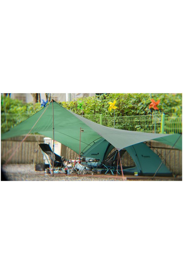 백컨트리 실타프 그란데 윙은 캠핑 및 아웃도어 활동에 적합한 대형 헥사 타프입니다. 440x440cm 크기의 이 타프는 4-8인용으로, 실리콘 및 PU 코팅된 경량 소재를 사용하여 방수 기능을 제공하며, 약 1.4kg의 무게로 휴대가 용이합니다. 중앙 심라인, 보강된 사이드 심, 듀얼 가이로프 시스템, ITW 라인락 스토퍼, 삼각 스토퍼 등의 디테일이 돋보입니다.
