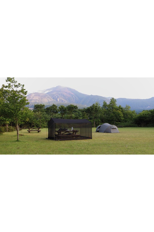 블랙 색상의 백컨트리 메쉬 텐트는 나일론과 메쉬 소재를 사용하여 통기성이 뛰어나며, UV 차단 기능까지 갖춰 캠핑과 아웃도어 활동에 적합합니다. 설치 크기는 300 x 240 x 171cm이며, 수납 크기는 33 x 16cm로 휴대성이 용이하고, 본체 무게는 1300g, 총중량은 1450g입니다. 단독 설치는 물론 타프 스크린 연결도 가능하며, 코너 스트랩 텐션 조절 및 6포인트 분리 기능으로 편리성을 더했고, 본체, 캐리백, V팩 10개, 팩 테이프, 코드 슬림 6세트가 함께 제공됩니다.
