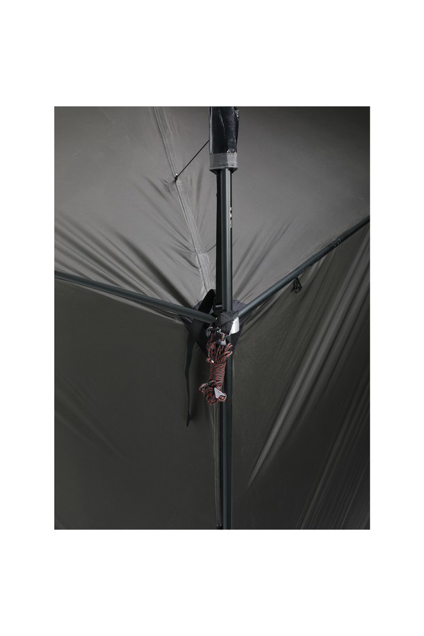 캠핑 및 아웃도어 활동에 적합한 백컨트리 240쉘터 얼티메이트 이지폴 DAC는 라이트 그레이/블랙 색상의 알루미늄 소재 쉘터/텐트 폴대입니다. 총 길이 14,177mm, 무게 27kg, 두께 14.5-15mm의 이 제품은 빠른 설치가 가능하며, 별도의 지면 고정 없이도 형태 유지력과 코너 안정성이 우수합니다. 수평바 4개, 수직바 4개, 클램프 5개, 탄성밴드 커넥터, SF 몰드 롱팁, 락팁으로 구성되어 있으며, 아노다이징 마감과 수직/수평바 연결부 디자인이 돋보이는 조립식 쉘터/텐트 폴대입니다.
