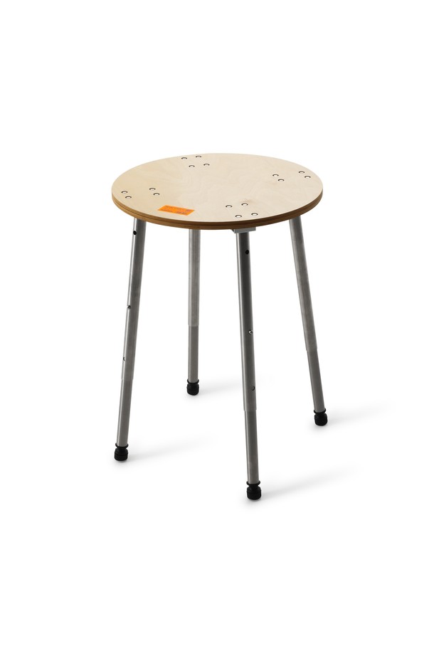 백컨트리 원형 우드 테이블 캠핑선반 캠핑테이블은 캠핑과 아웃도어 활동에 적합한 다목적 테이블입니다. 원형 디자인에 우드와 금속 소재를 사용하여 감성적인 분위기를 더하며, 3단 높이 조절 기능으로 좌식, 로우, 입식 등 다양한 환경에서 활용할 수 있습니다. 1/4인치 마운트 홀을 장착하여 카메라 삼각대와 연동하여 사용할 수 있어 편리합니다. 접이식으로 제작되어 수납과 이동이 용이하며, 미니멀한 스타일로 캠핑 공간의 활용성을 높여줍니다. 캠핑, 피크닉 등 야외 활동 시 감성적인 분위기를 연출하고 싶다면, 이 테이블을 추천합니다.
