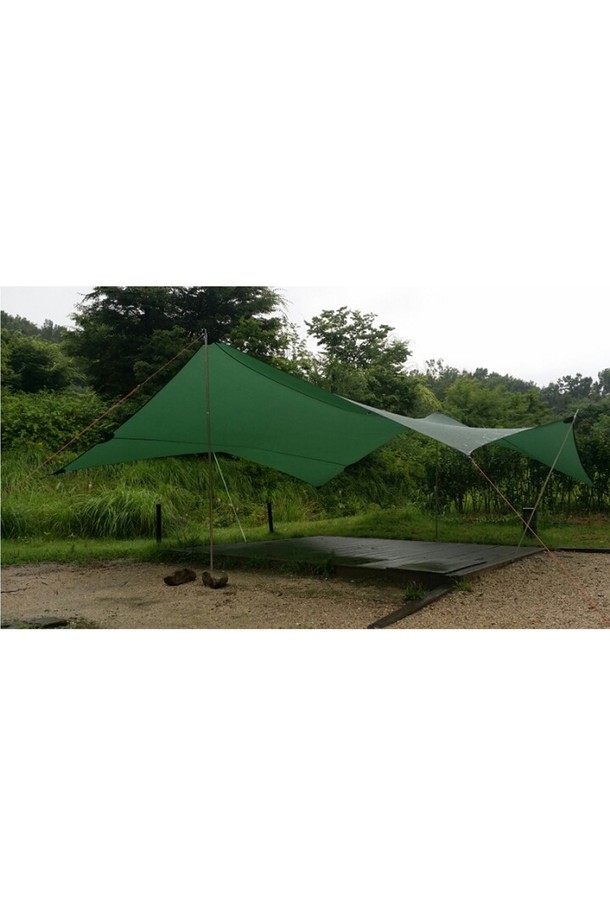 백컨트리 실타프 그란데 윙은 캠핑 및 아웃도어 활동에 적합한 대형 헥사 타프입니다. 440x440cm 크기의 이 타프는 4-8인용으로, 실리콘 및 PU 코팅된 경량 소재를 사용하여 방수 기능을 제공하며, 약 1.4kg의 무게로 휴대가 용이합니다. 중앙 심라인, 보강된 사이드 심, 듀얼 가이로프 시스템, ITW 라인락 스토퍼, 삼각 스토퍼 등의 디테일이 돋보입니다.
