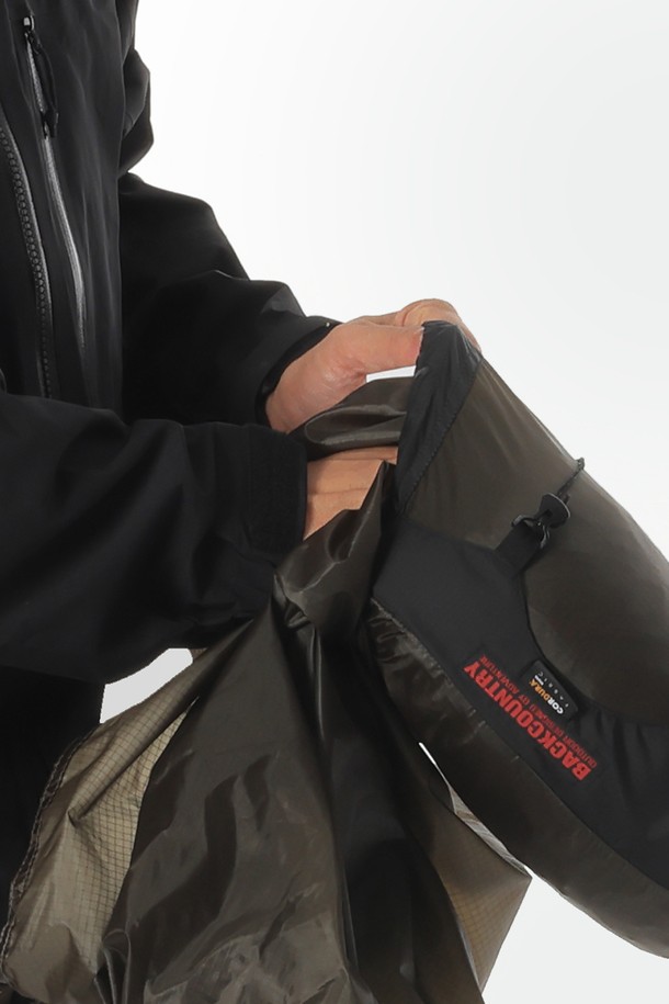 백컨트리 실타프3 사각 SILTARP는 4-6인용 백패킹 및 캠핑에 적합한 미니 타프입니다. Army Green, Warm Gray, Burgundy Red 세 가지 색상으로, 양면 실리콘 코팅된 나일론 소재에 정전기 방지, 영하 온도 유연성 유지, 자외선 변색 방지 기능이 더해져 우수한 내구성을 자랑합니다. 더블/삼각/라인락 스토퍼 시스템과 주름 방지 설계로 편의성을 높였으며, 본체와 DAC J-Stakes S (8개)로 구성되어 비, 눈, 이슬, 바람 등 다양한 사용 환경에서 쾌적한 캠핑을 지원합니다.
