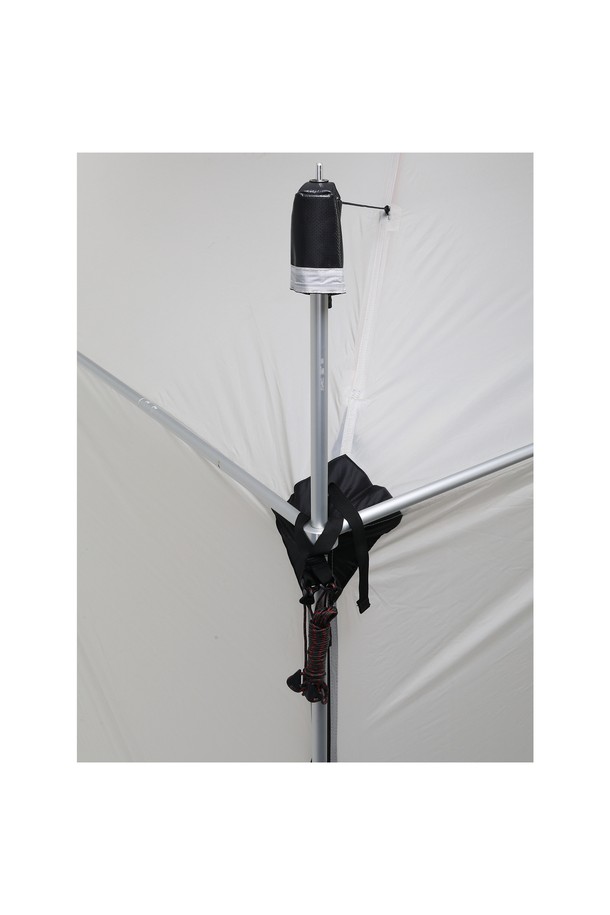 캠핑 및 아웃도어 활동에 적합한 백컨트리 240쉘터 얼티메이트 이지폴 DAC는 라이트 그레이/블랙 색상의 알루미늄 소재 쉘터/텐트 폴대입니다. 총 길이 14,177mm, 무게 27kg, 두께 14.5-15mm의 이 제품은 빠른 설치가 가능하며, 별도의 지면 고정 없이도 형태 유지력과 코너 안정성이 우수합니다. 수평바 4개, 수직바 4개, 클램프 5개, 탄성밴드 커넥터, SF 몰드 롱팁, 락팁으로 구성되어 있으며, 아노다이징 마감과 수직/수평바 연결부 디자인이 돋보이는 조립식 쉘터/텐트 폴대입니다.
