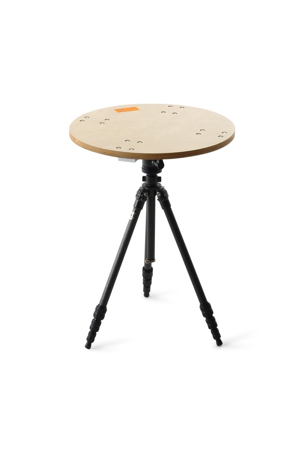 백컨트리 원형 우드 테이블 캠핑선반 캠핑테이블은 캠핑과 아웃도어 활동에 적합한 다목적 테이블입니다. 원형 디자인에 우드와 금속 소재를 사용하여 감성적인 분위기를 더하며, 3단 높이 조절 기능으로 좌식, 로우, 입식 등 다양한 환경에서 활용할 수 있습니다. 1/4인치 마운트 홀을 장착하여 카메라 삼각대와 연동하여 사용할 수 있어 편리합니다. 접이식으로 제작되어 수납과 이동이 용이하며, 미니멀한 스타일로 캠핑 공간의 활용성을 높여줍니다. 캠핑, 피크닉 등 야외 활동 시 감성적인 분위기를 연출하고 싶다면, 이 테이블을 추천합니다.
