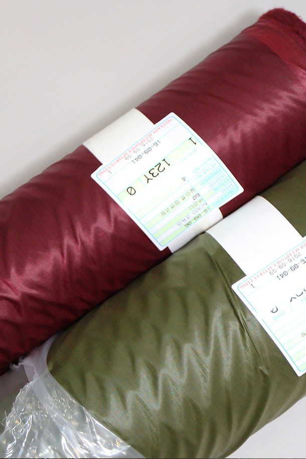 백컨트리 실타프3 사각 SILTARP는 4-6인용 백패킹 및 캠핑에 적합한 미니 타프입니다. Army Green, Warm Gray, Burgundy Red 세 가지 색상으로, 양면 실리콘 코팅된 나일론 소재에 정전기 방지, 영하 온도 유연성 유지, 자외선 변색 방지 기능이 더해져 우수한 내구성을 자랑합니다. 더블/삼각/라인락 스토퍼 시스템과 주름 방지 설계로 편의성을 높였으며, 본체와 DAC J-Stakes S (8개)로 구성되어 비, 눈, 이슬, 바람 등 다양한 사용 환경에서 쾌적한 캠핑을 지원합니다.
